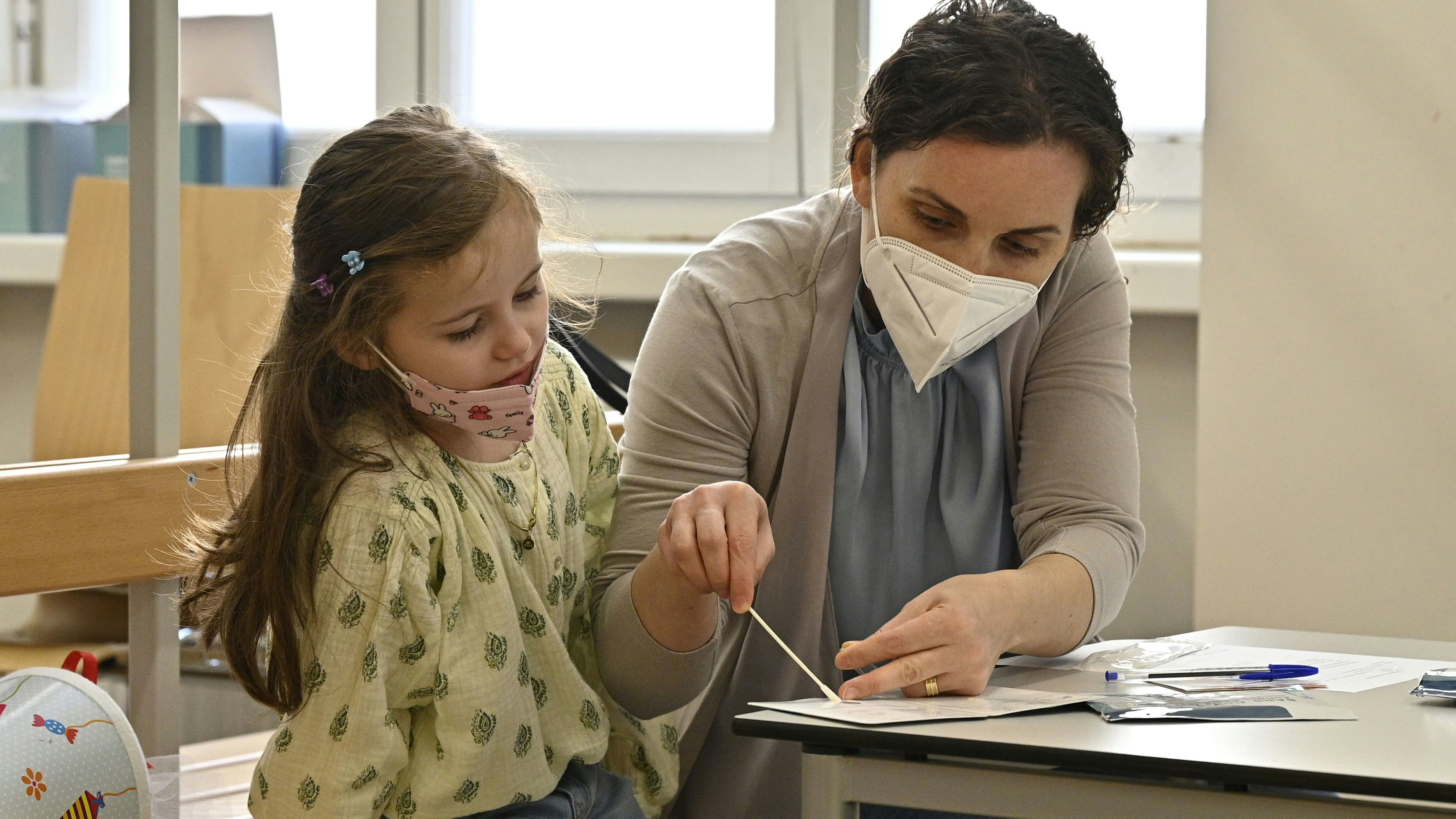 Schüler und Schülerinnen werden dreimal pro Woche gestestet.
