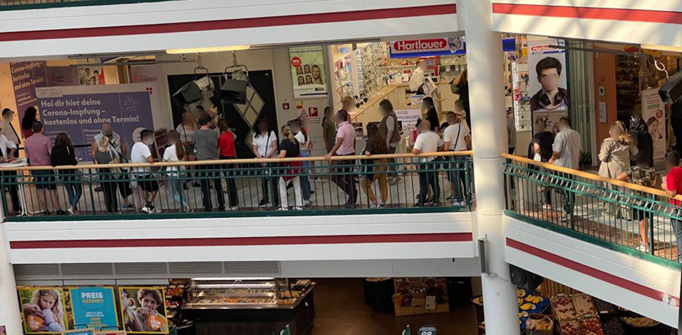 Lugner berichtet, in seinem Einkaufszentrum werden täglich rund 220 Personen geimpft.