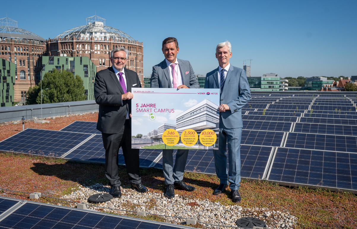 Die Wiener Netze-Geschäftsführer Gerhard Fida und Thomas Maderbacher (re.) mit Stadtrat Peter Hanke (SPÖ) am Dach des Smart Campus in Wien-Simmering. 