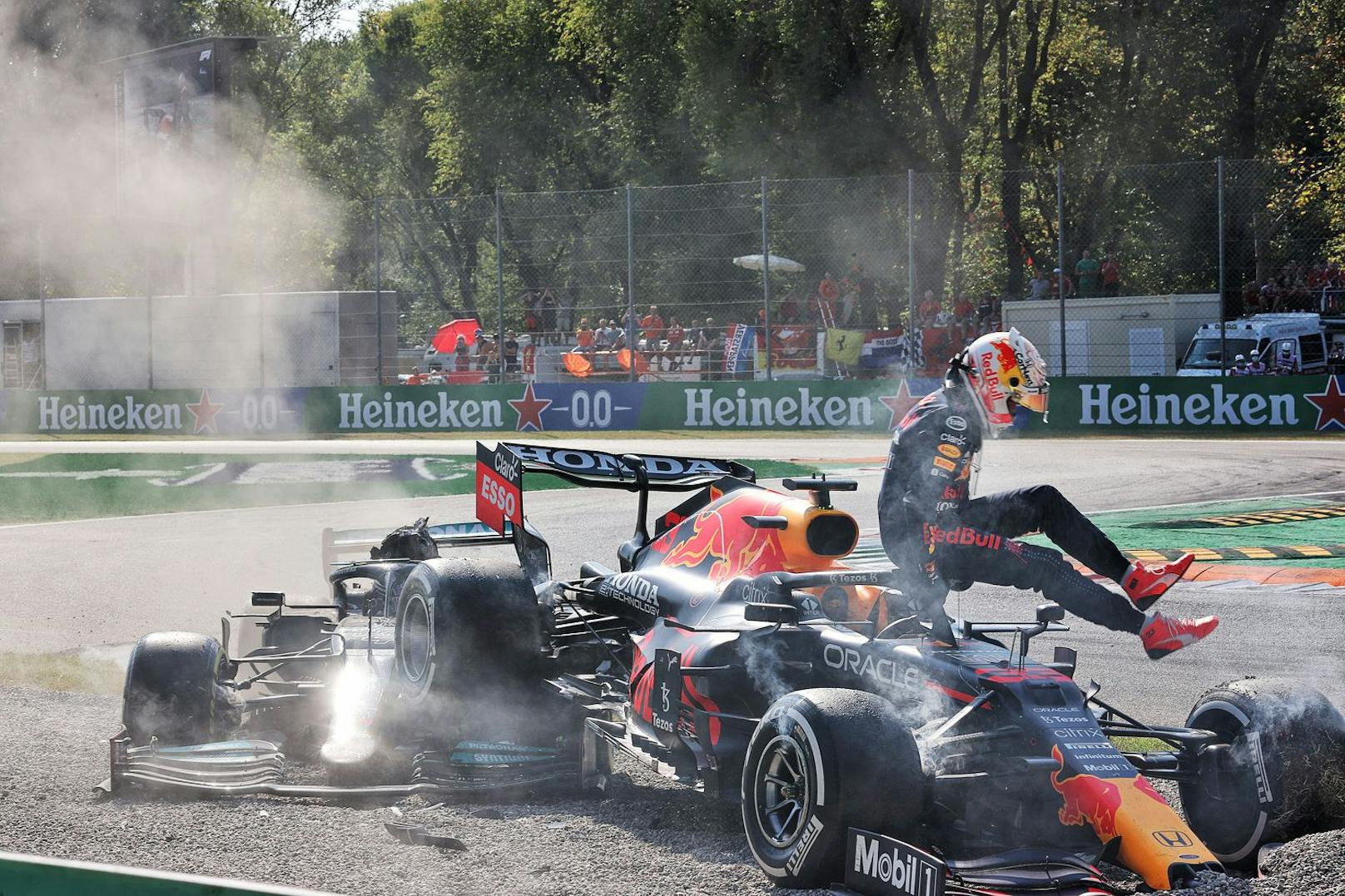 Max Verstappen wird die Schuld am Unfall mit Lewis Hamilton gegeben.