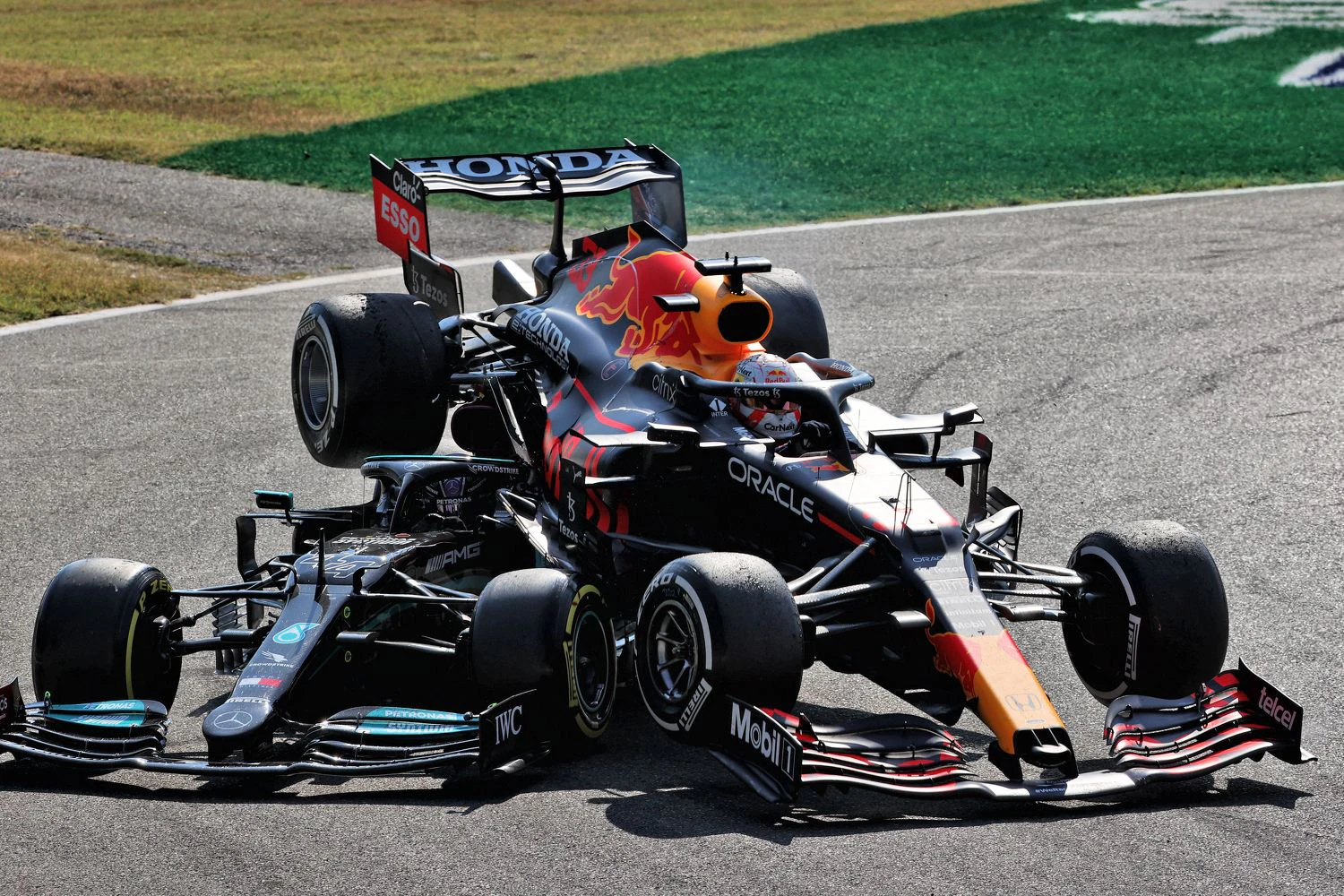 Hamilton nimmt Verstappen auf die Hörner.