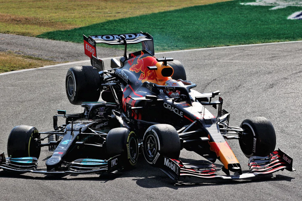 Hamilton nimmt Verstappen auf die Hörner.