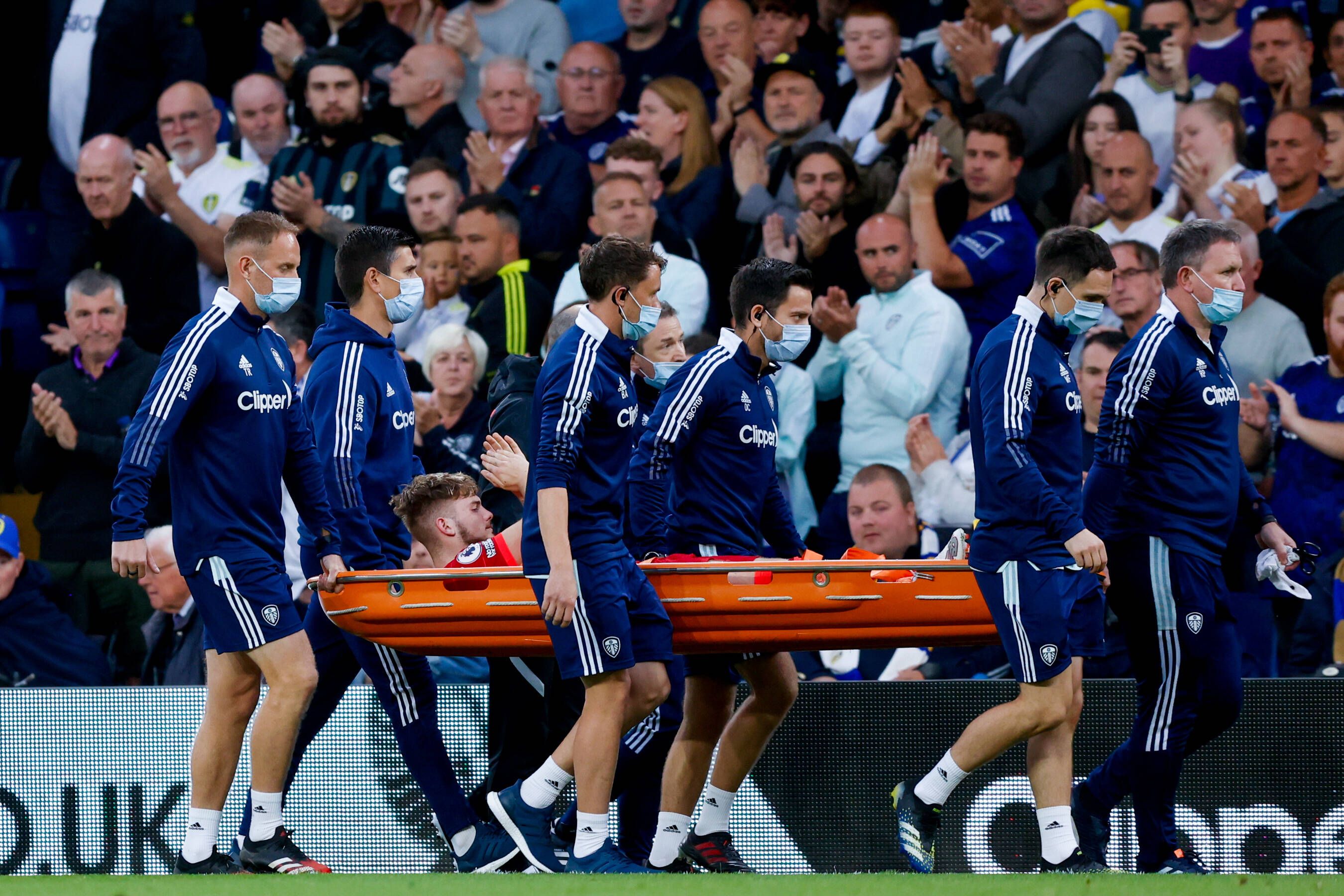 Liverpool-Youngster Harvey Elliott wird vom Feld getragen.