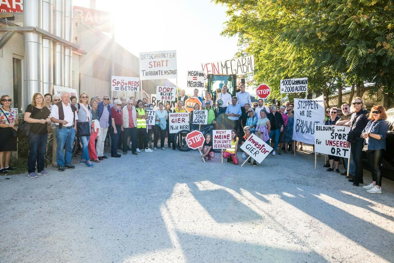 Großer Protest gegen Wohnbauprojekt in Brunn
