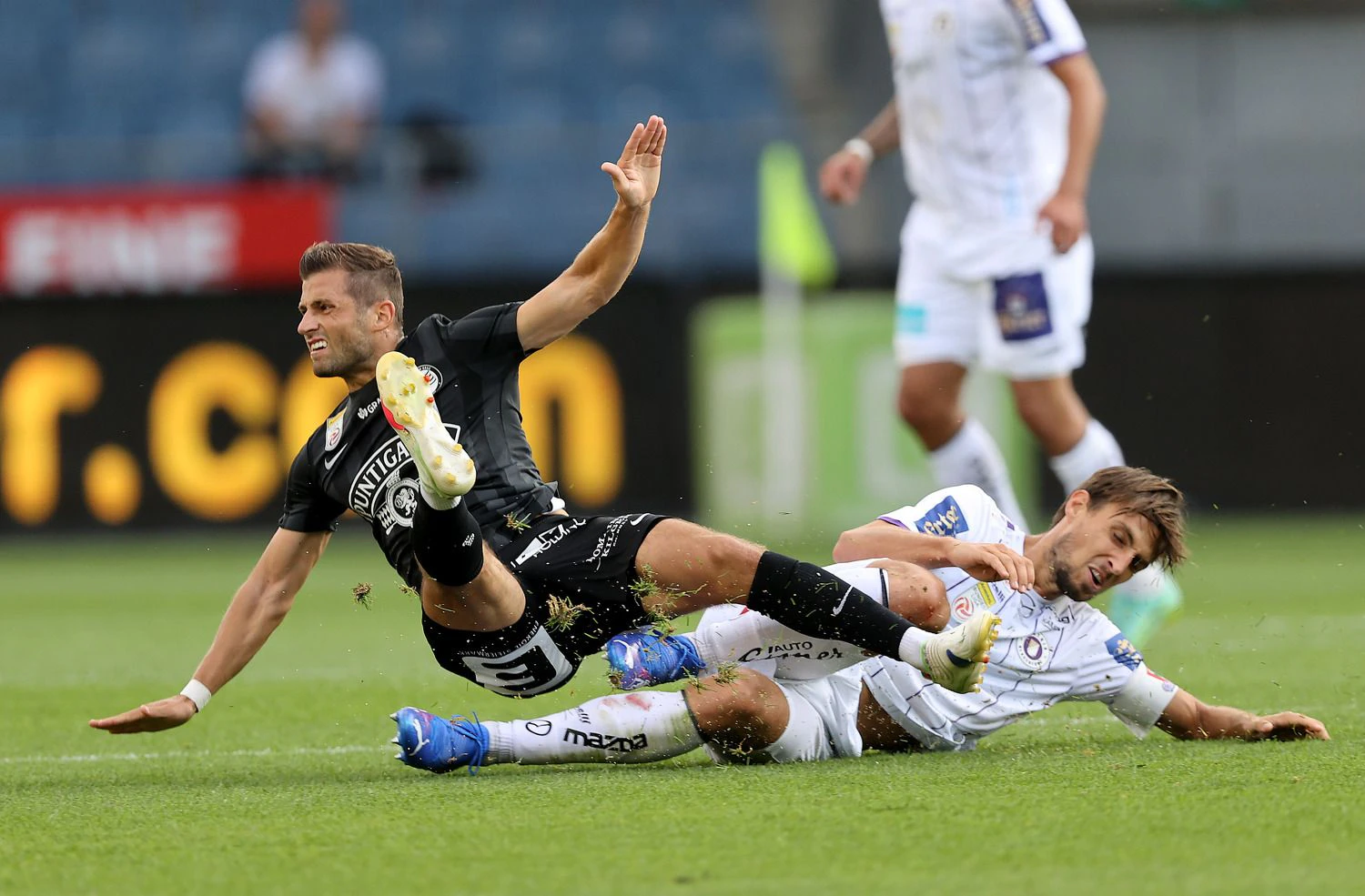 Harter Kampf zwischen Sturm Graz und Austria Klagenfurt.