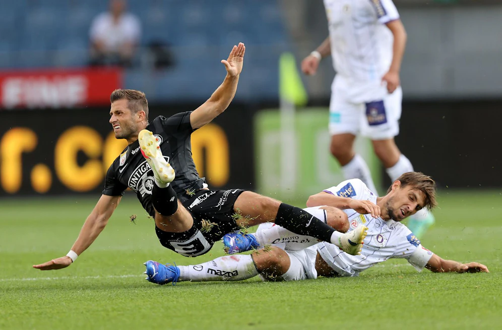 Harter Kampf zwischen Sturm Graz und Austria Klagenfurt.