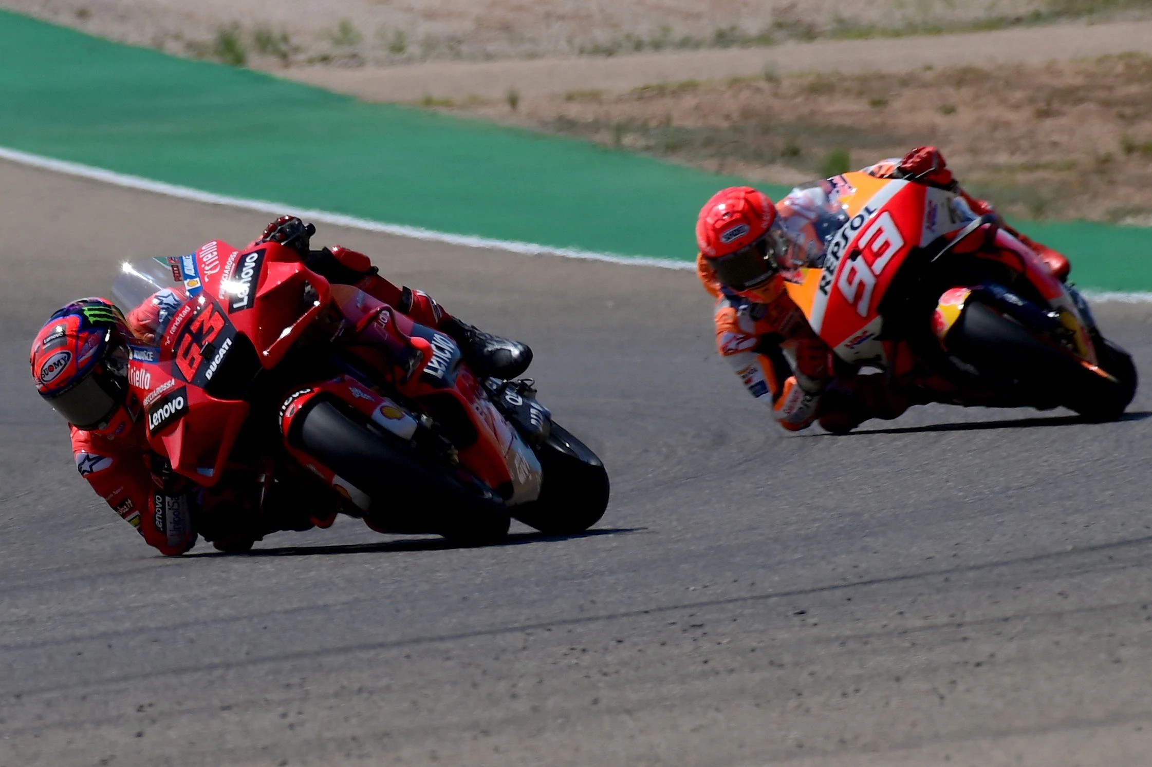 Francesco Bagnaia setzt sich vor Marc Marquez durch.