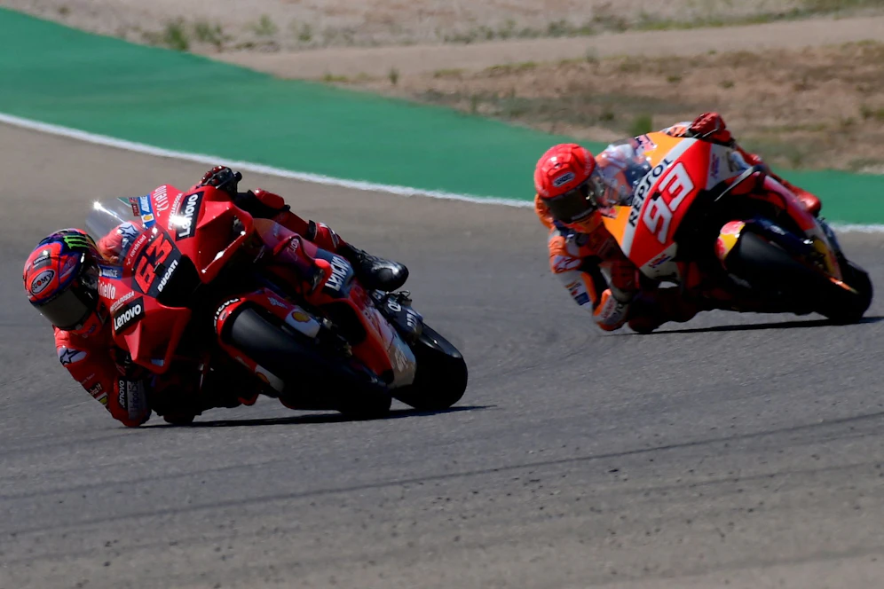 Francesco Bagnaia setzt sich vor Marc Marquez durch.