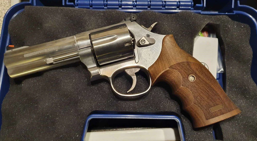 Die 85-jährige Frau schoss mit diesem Revolver vom Balkon ihrer Wohnung.