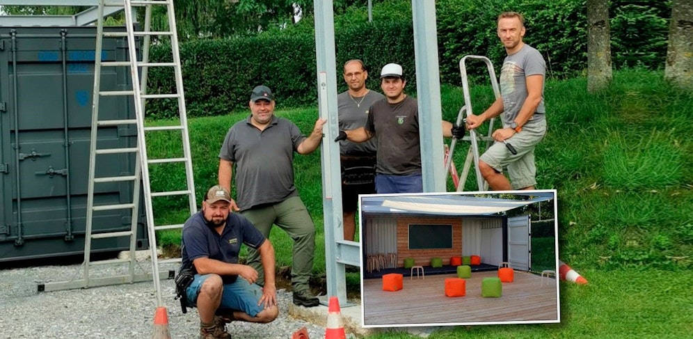 Insgesamt zwölf engagierte Eltern halfen beim Aufbau des Freiluft-Klassenzimmers mit, darunter auch Markus Steiner (rechts auf der Leiter).