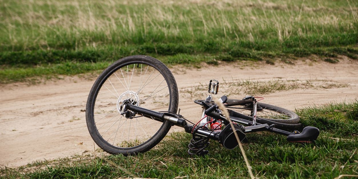 Der Mann wurde regungslos am Rande eines Radwegs gefunden.