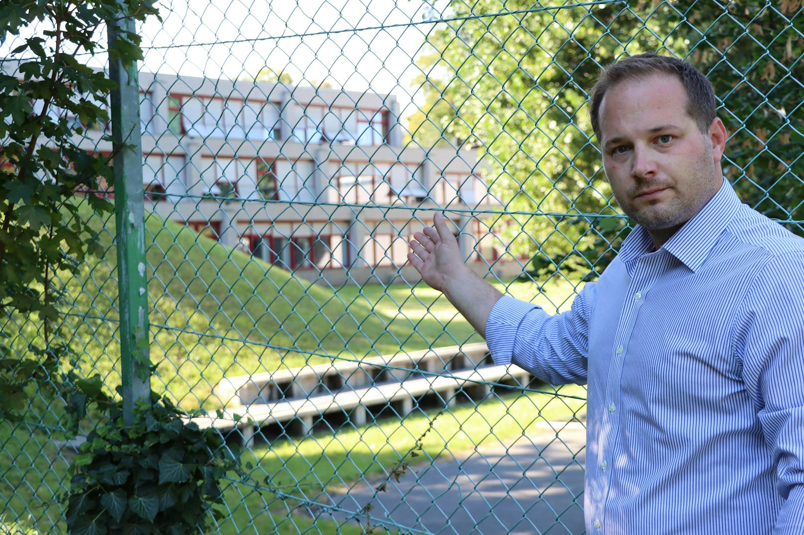 Der geplante Schulzubau in der Grinzinger Straße 88 (Döblinger) auf dem Gelände des ehemaligen Fernmeldeamtes sorgt wieder für Ärger. Bezirkschef Daniel Resch (ÖVP) befürchtet einen Monsterbau und ruft die Döblinger Bevölkerung zum Protest auf.