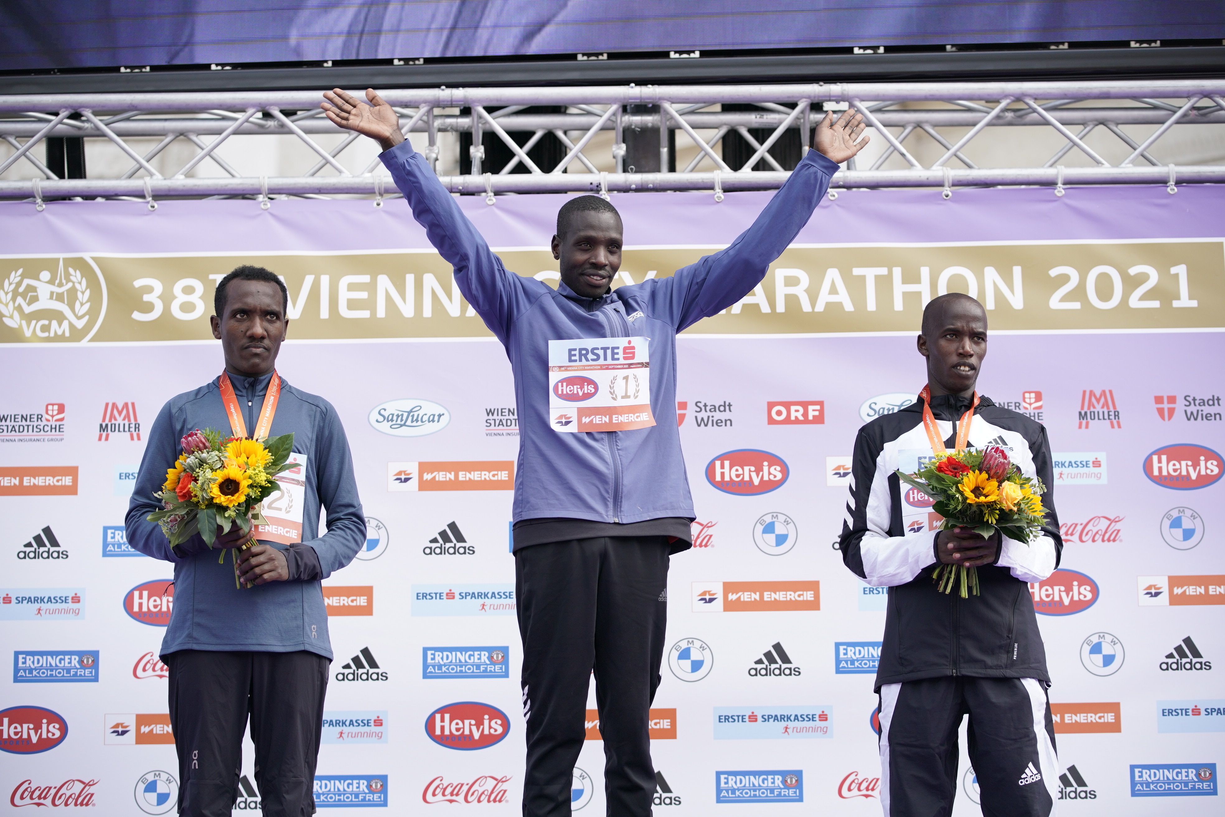 Das finale Siegerfoto. In der Mitte: Champion Leonard Langat