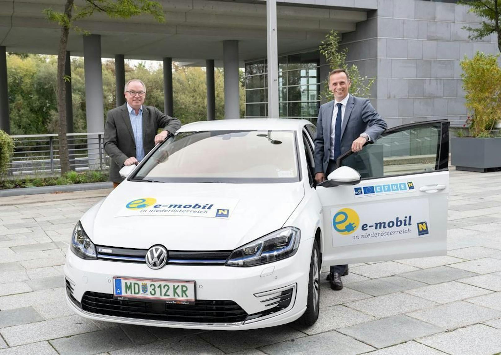 Mehr zugelassene E-Autos als Dieselfahrzeuge: Landesvize Stephan Pernkopf und Landesrat Jochen Danninger (r.)