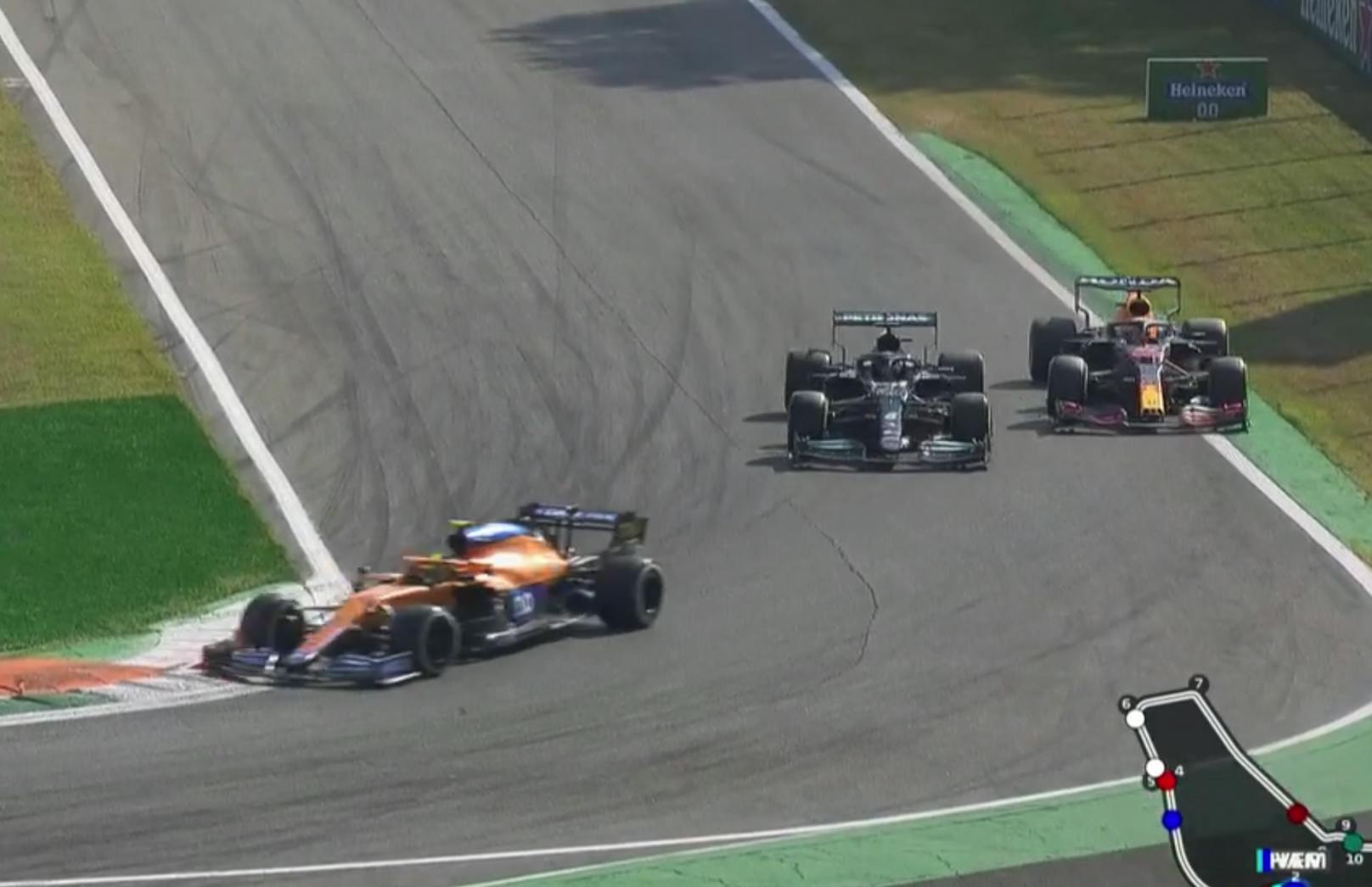 Hamilton geht leicht vor Verstappen in die erste Kurve.
