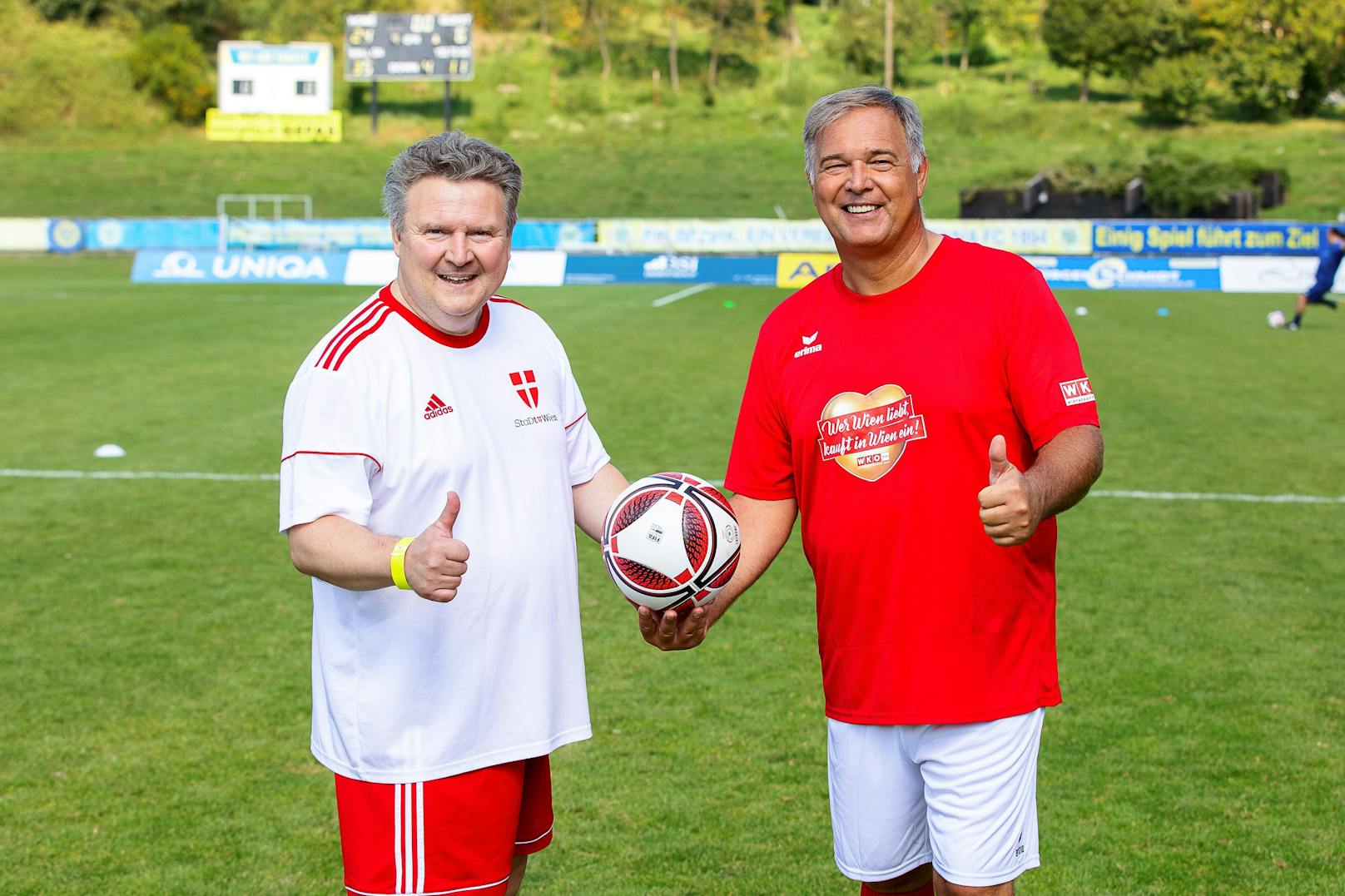 Nach einem corona-bedingten Jahr Pause traten am Samstag wieder Prominente beim Benefiz-Fußballturnier an, zu dem Bürgermeister Michael Ludwig (SPÖ, l.) und WKW-Präsident Walter Ruck geladen hatten.