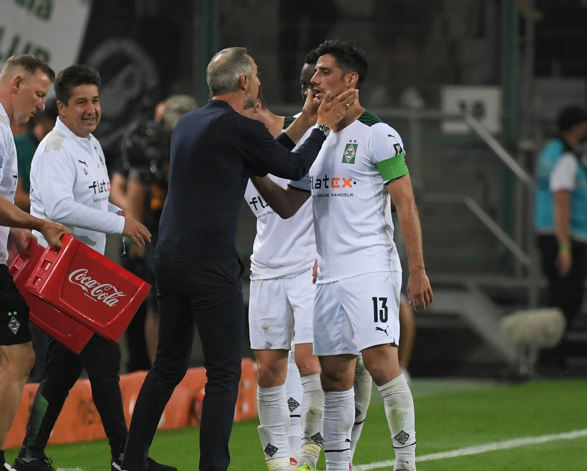Adi Hütter feiert seinen Doppeltorschützen Lars Stiendl.