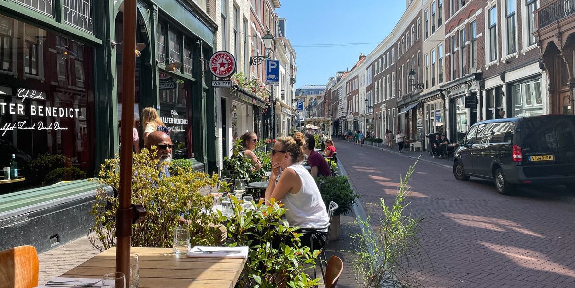 Nichtsahnend wurden dem Spanier in einem Restaurant in Den Haag plötzlich de Augen verbunden.