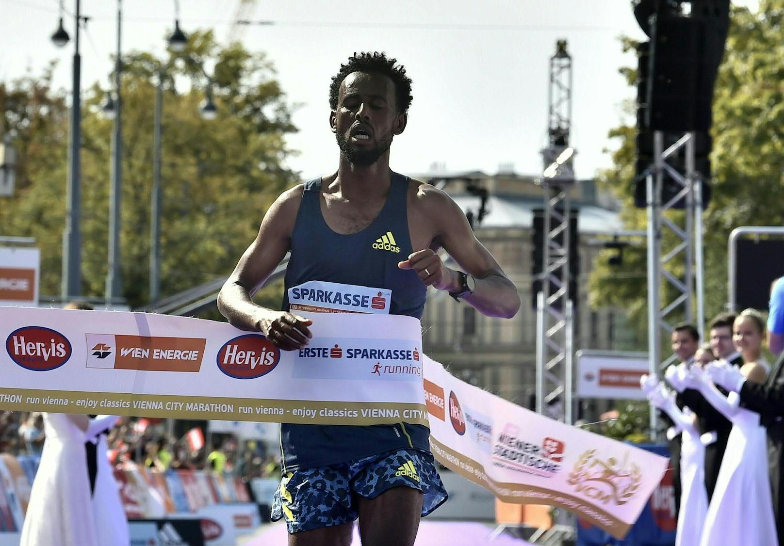 Derara Hurisa gewann den Wien-Marathon.