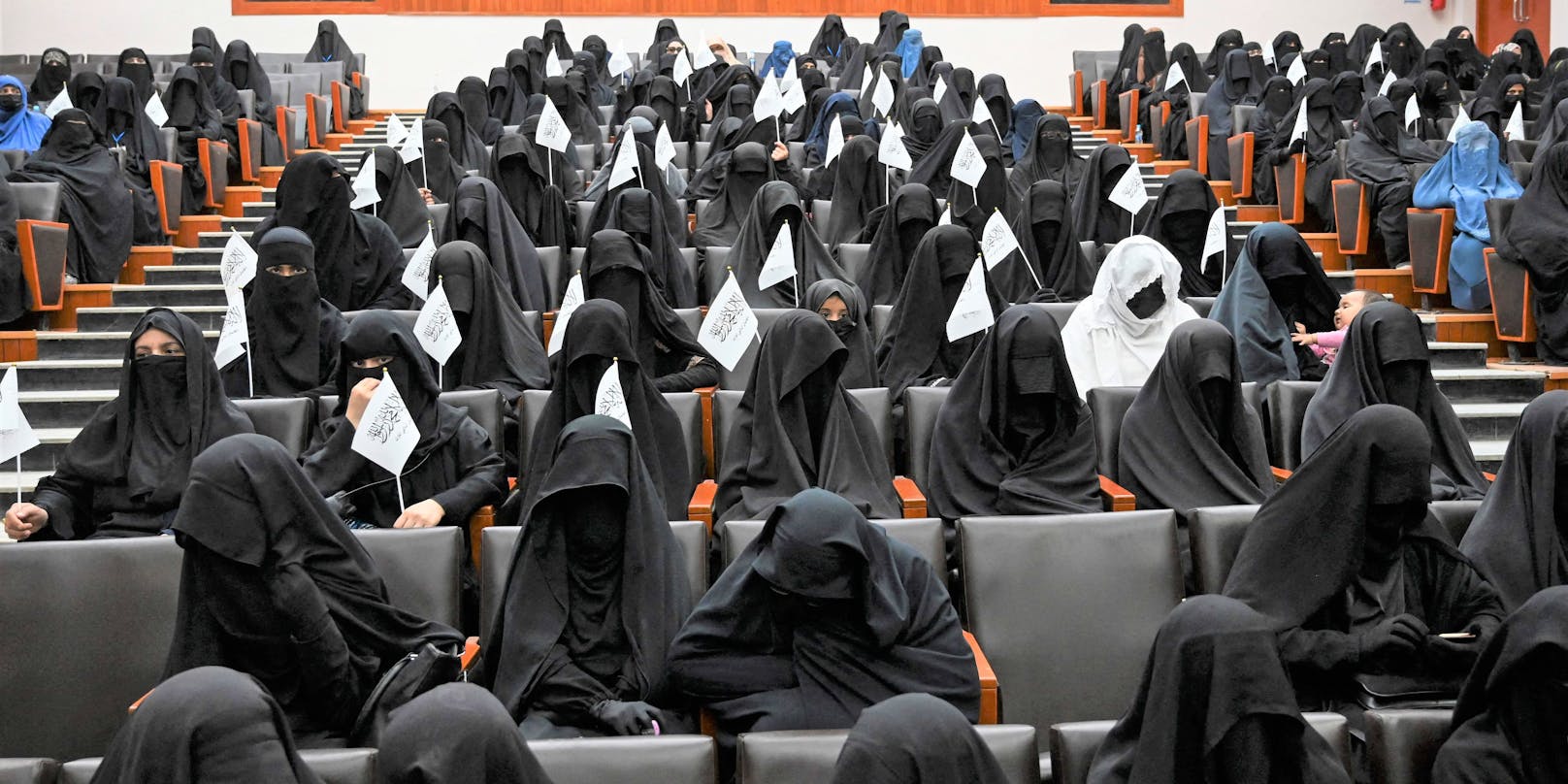 Mit Vollschleier – so sollen Frauen in Kabul an die Uni.