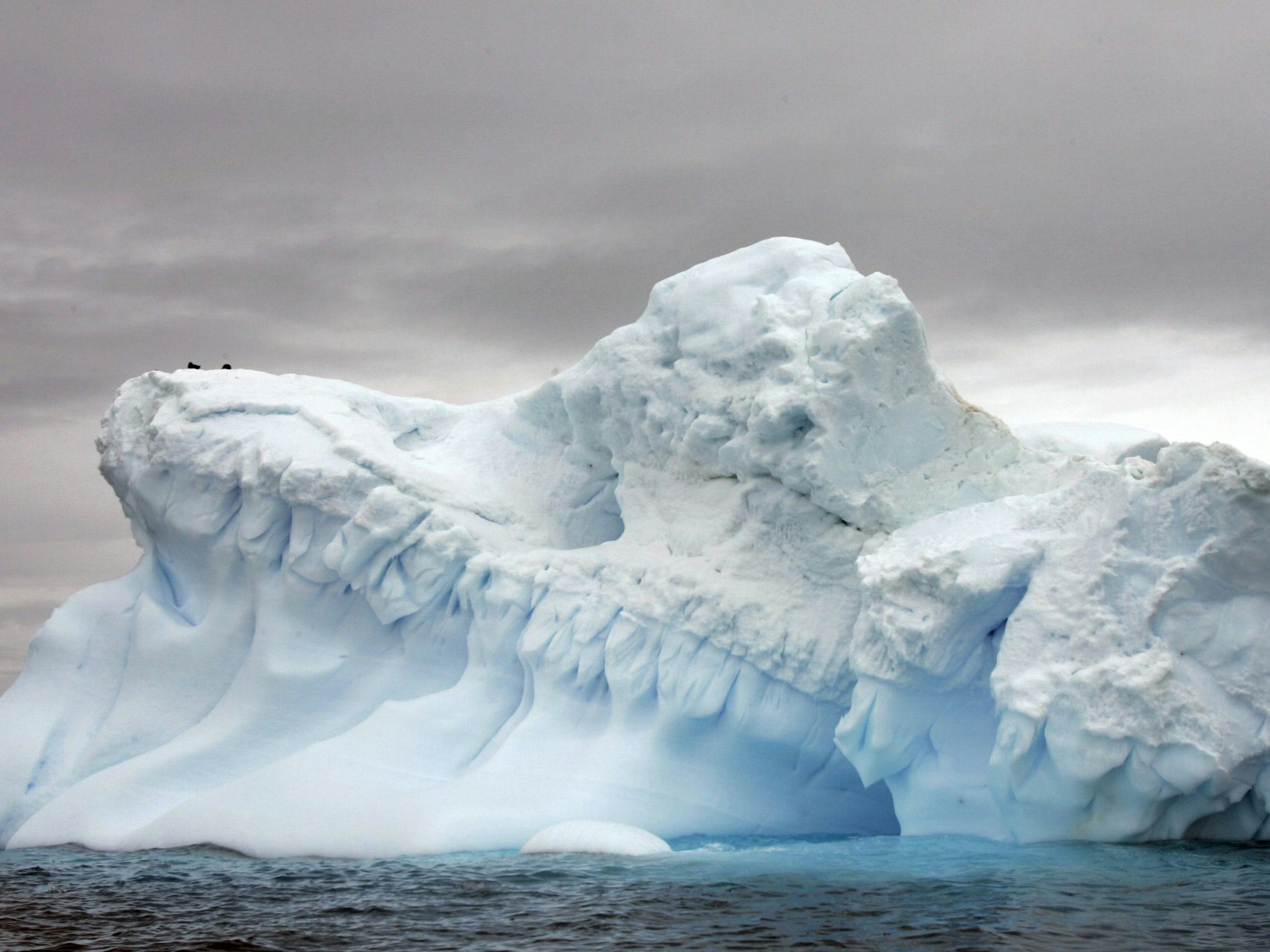 Download von www.picturedesk.com am 12.09.2021 (15:51).  TO GO WITH AFP STORY BY MARLOWE HOOD.(FILES) This file photo taken on November 9, 2007 shows shows glaciers in Antartica Of the many things that keep climate scientists awake at night, tipping points may be the scariest. To start with, these thresholds for deep, sometimes catastrophic change in the complex web of Earth's natural forces, caused by man-made global warming, are largely invisible. Ice sheets with enough frozen water to lift sea levels more than a dozen metres; powerful ocean currents that keep bone-chilling winters at bay on both sides of the Atlantic; monsoon rains upon which hundreds of millions in Asia depend for food -- all are at risk of irretrievable disruption / AFP PHOTO / RODRIGO ARANGUA - 20071109_PD4357 - Rechteinfo: Rights Managed (RM) Nur für redaktionelle Nutzung! Werbliche Nutzung erfordert Freigabe: bitte schicken Sie uns eine Anfrage.