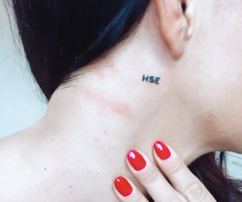 Moderatorin Martina Reuter mit neuem HSE-Tattoo hinterm Ohr.