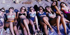 9 Frauen mussten sich Einteiler anziehen statt Bikini
