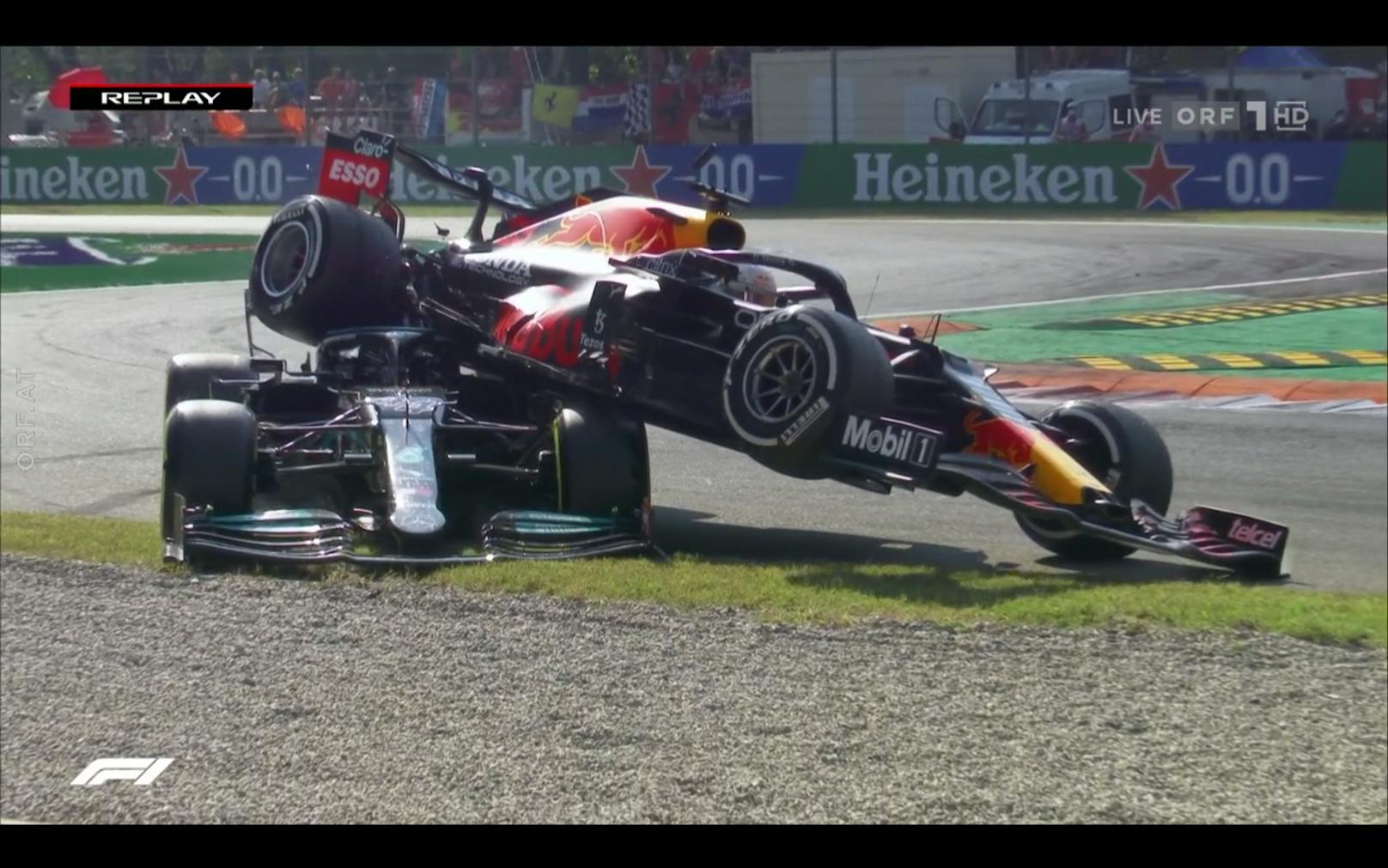 Der Mercedes nimmt den Red Bull auf die Hörner.