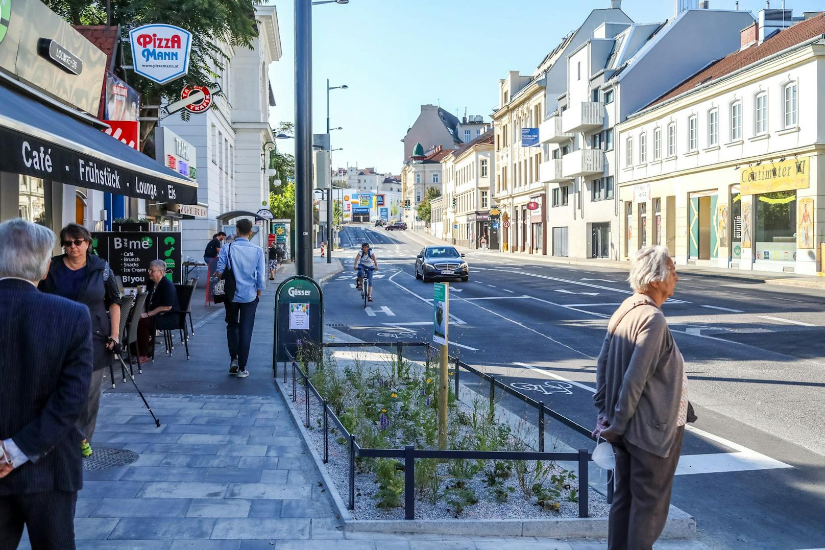 Ein Streitpunkt der vergangenen Jahre war der Plan, eine Fahrspur Richtung Döbling wegfallen zu lassen. Nach der Umsetzung dieser Idee bietet das Gersthofer Platzl nun mehr Platz für Fußgänger und Radfahrer.