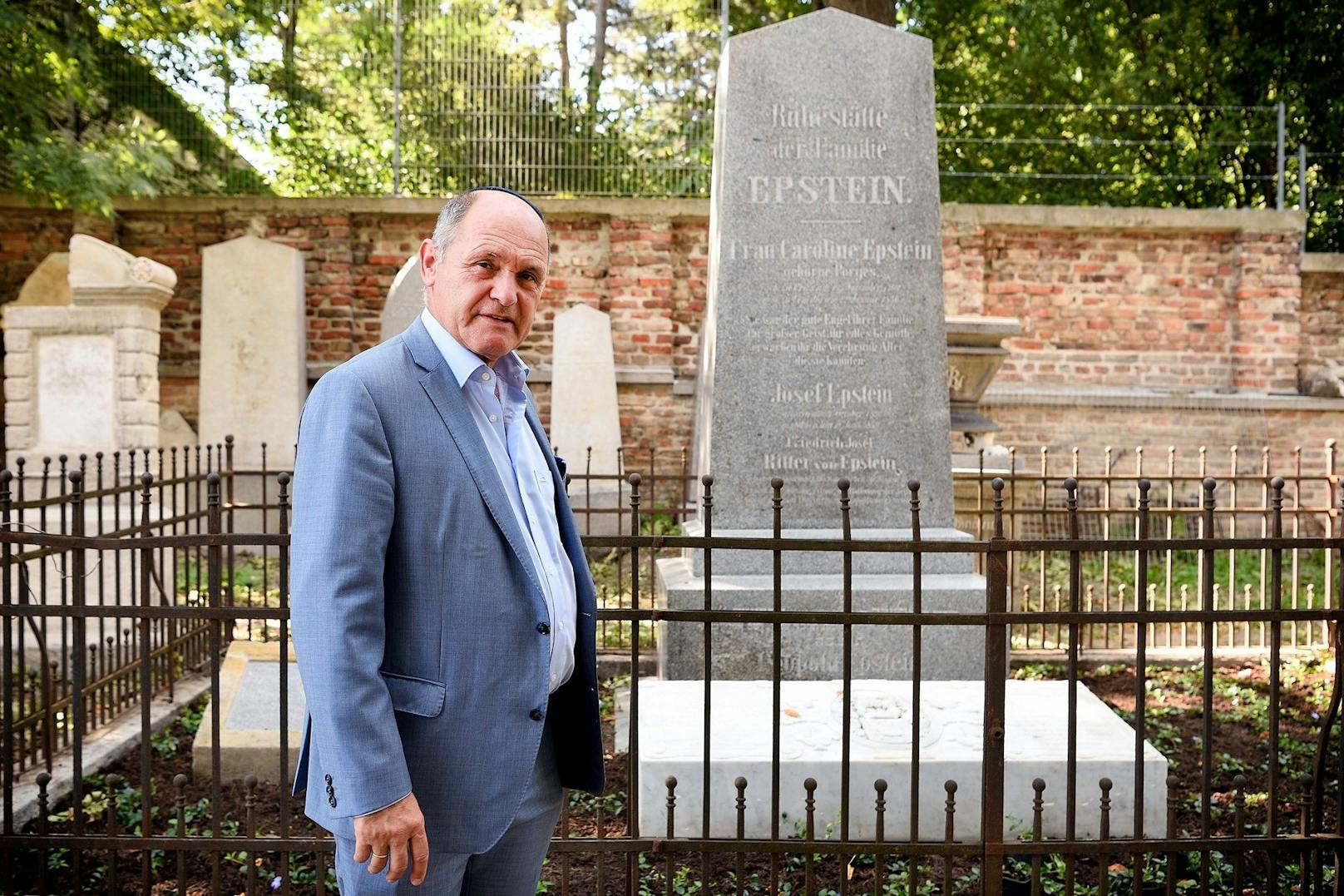 Nationalratspräsident Wolfgang Sobotka vor der Grabstätte der Familie Epstein am Jüdischen Friedhof in Wien-Währing