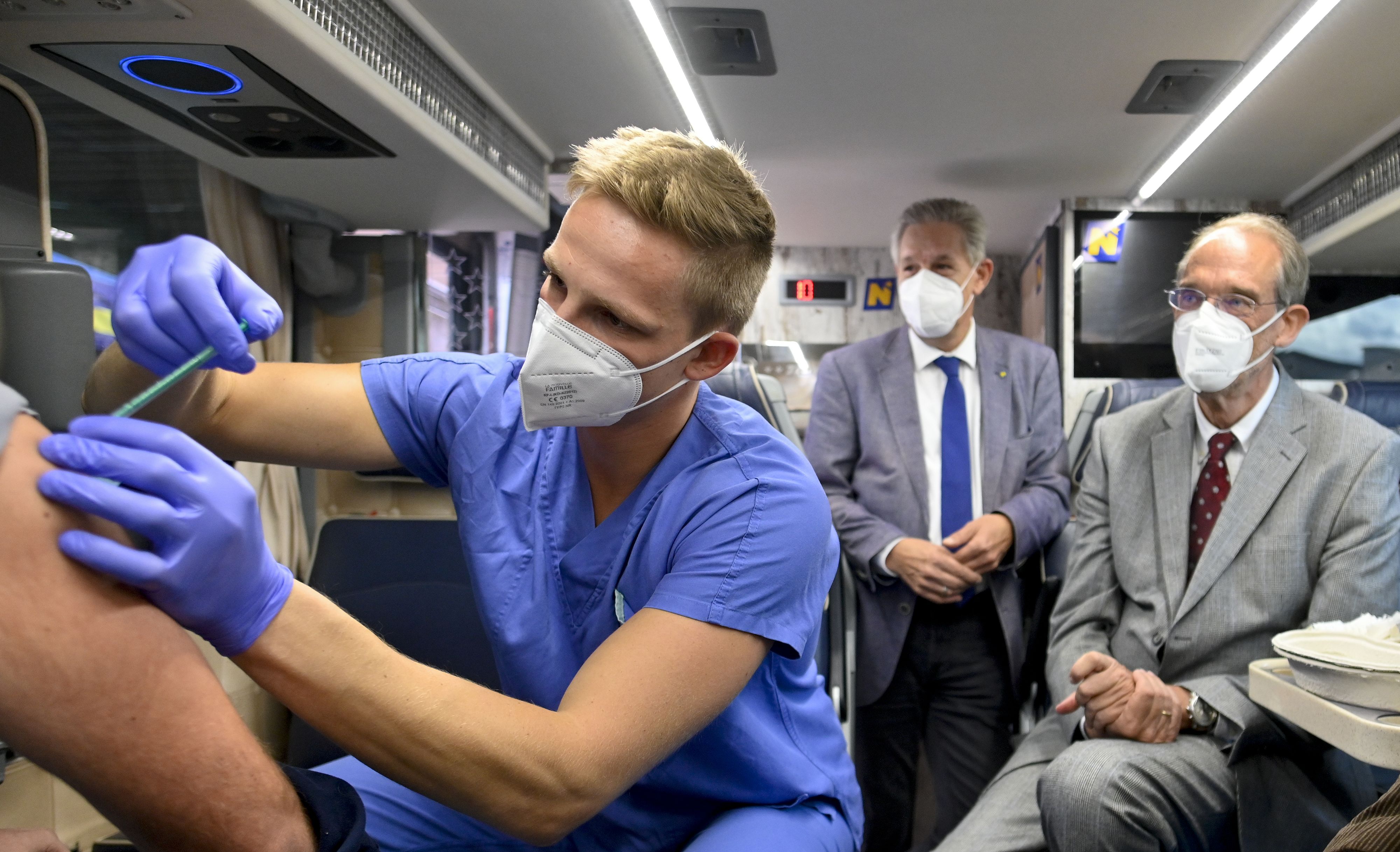 Caption ABD0030_20210901 - GLOGGNITZ - ÖSTERREICH: Corona: Bildungsminister Heinz Faßmann (R/ÖVP) besucht einen Impfbus vor dem Schulzentrum in Gloggnitz am Mittwoch, 1. September 2021. - FOTO: APA/HERBERT NEUBAUER