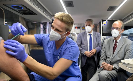 Bildungsminister Heinz Faßmann (ÖVP) besucht einen Impfbus vor dem Schulzentrum in Gloggnitz.