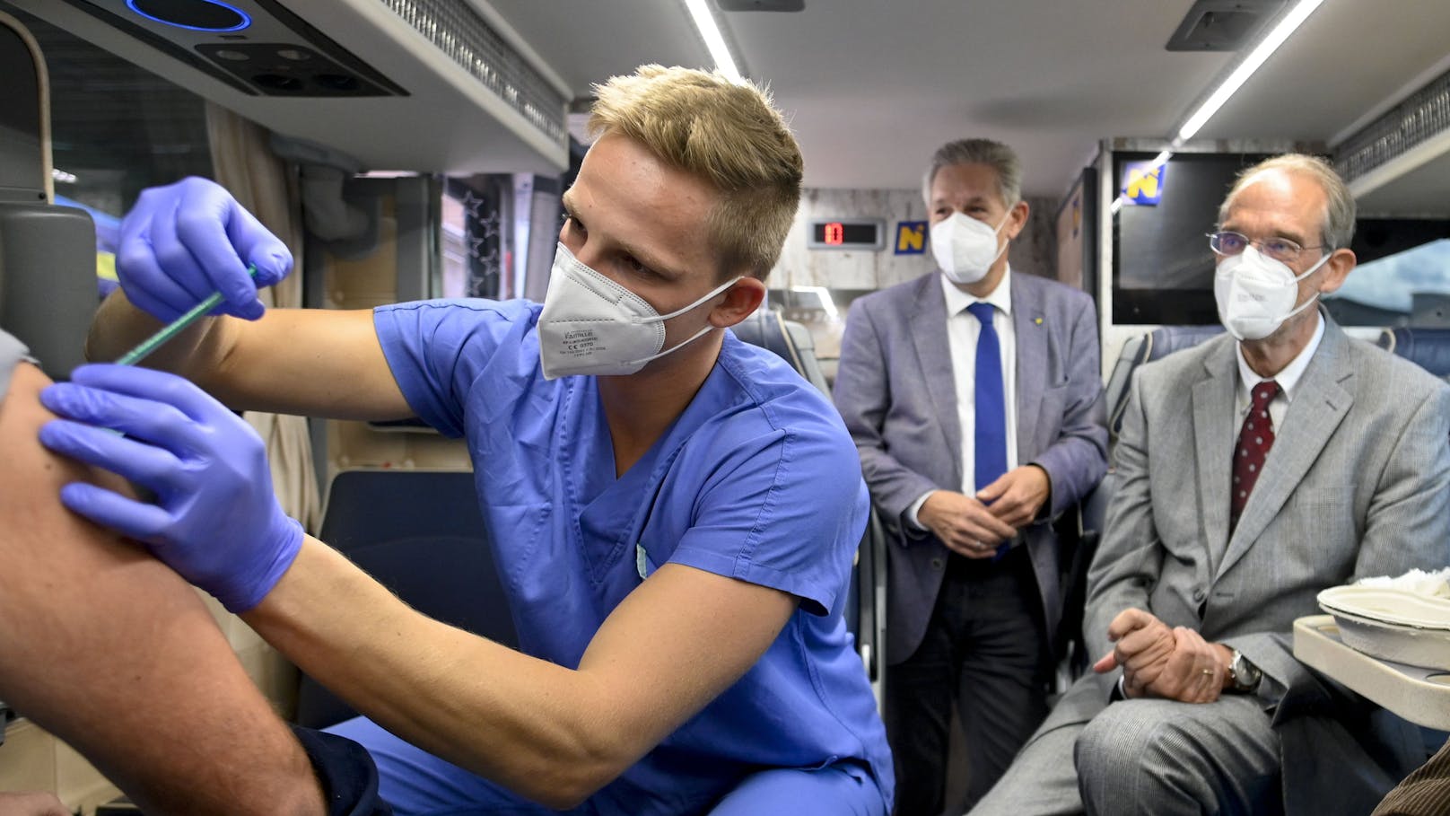 Seit Montag ist ein Impfbus im Bez. Braunau unterwegs. Das Bild zeigt einen Impfbus in Niederösterreich, den Minister Faßmann (re.) besucht hat.