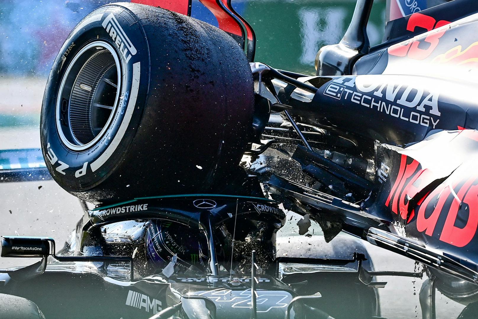 Bild des Jahres: Der Red Bull von Verstappen fällt auf Hamilton.