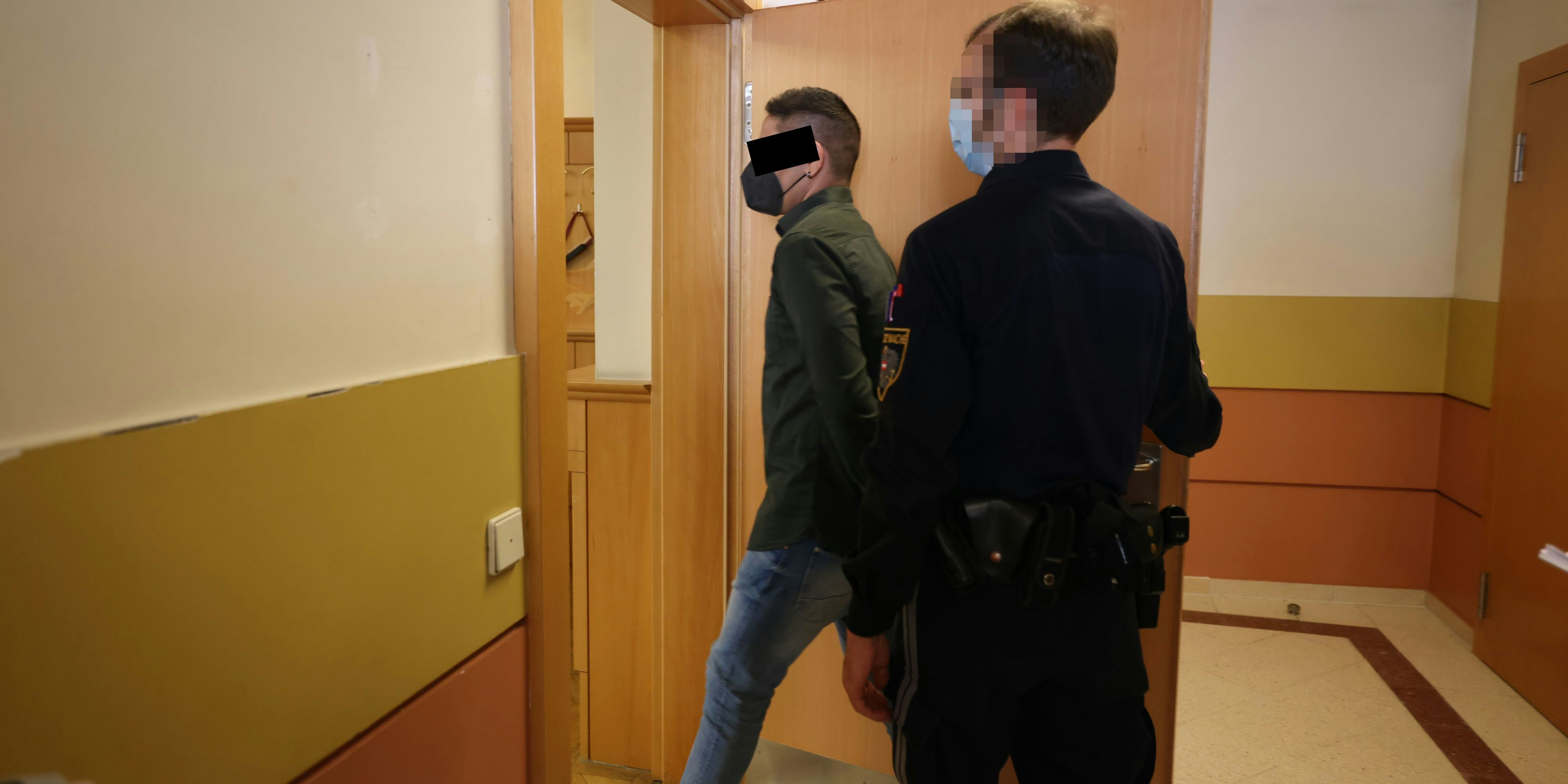 Der Angeklagte vor Gericht.