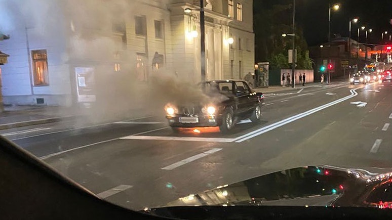 Sonntagnacht fing ein BMW plötzlich Flammen 