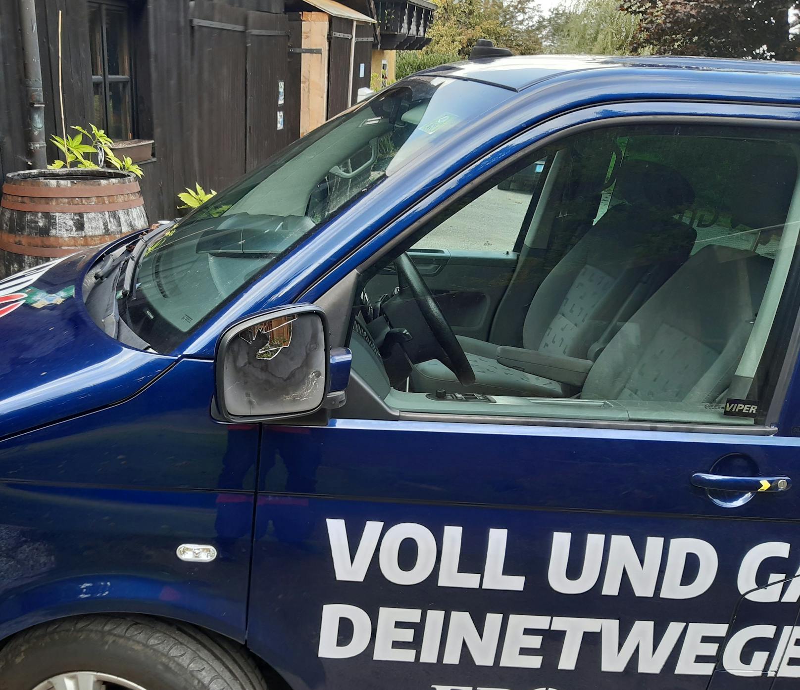Auf den Wagen eines FPÖ-Politikers wurde uriniert.