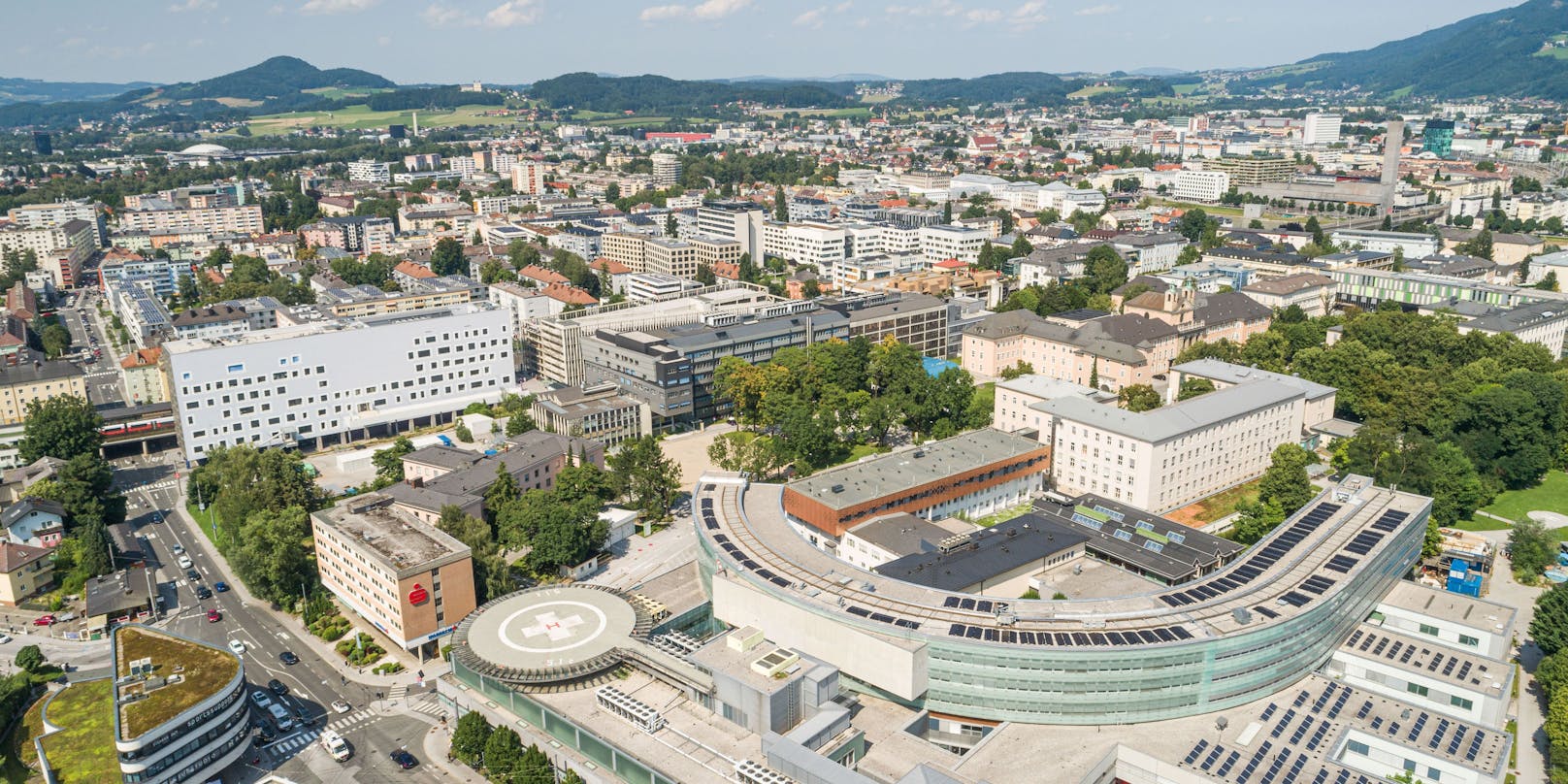 Das LKH Salzburg mit seinem Parkhaus.