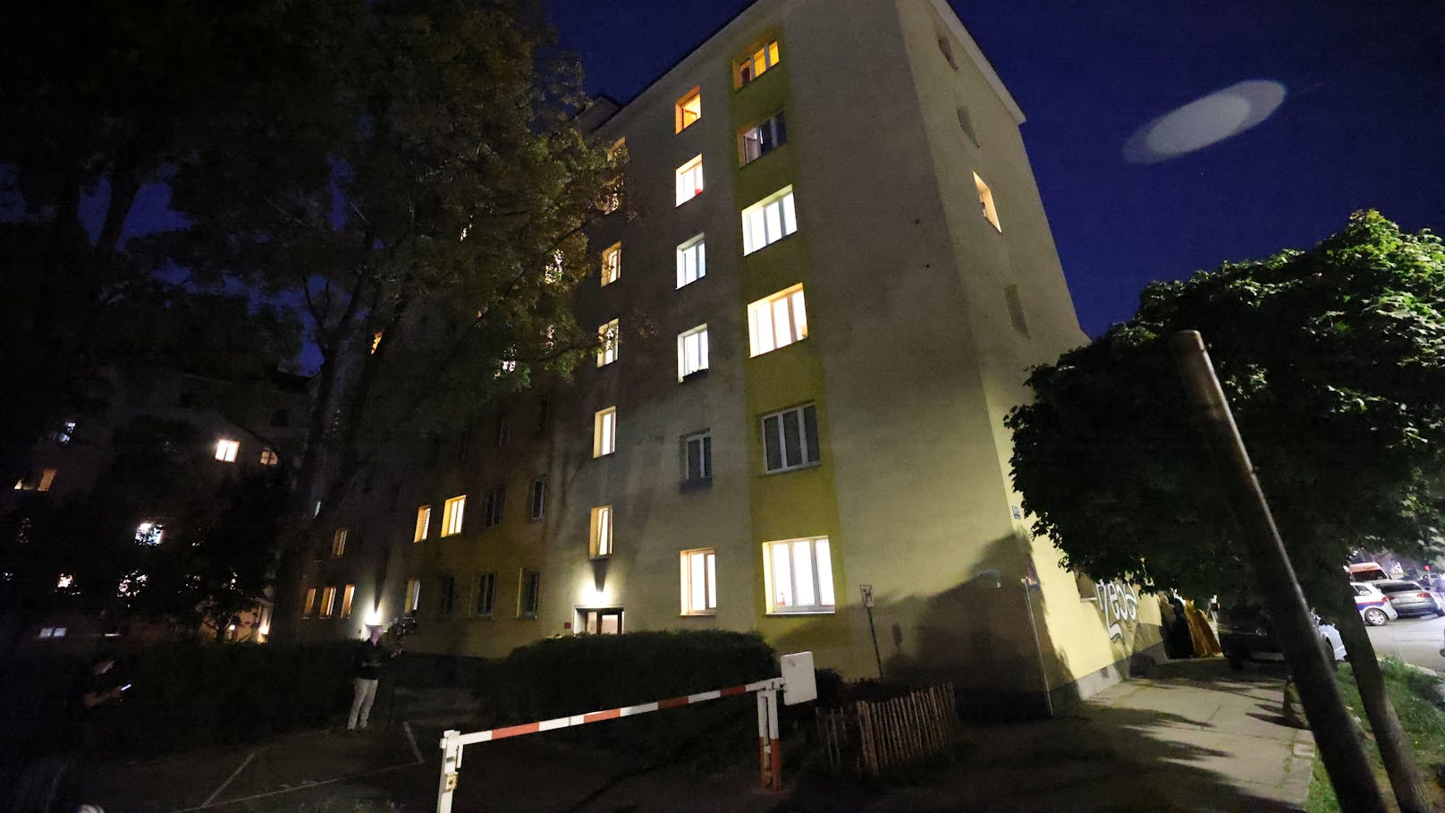 Mordalarm in Wien-Favoriten: In einer Gemeindebauwohnung wurden zwei tote Frauen entdeckt.