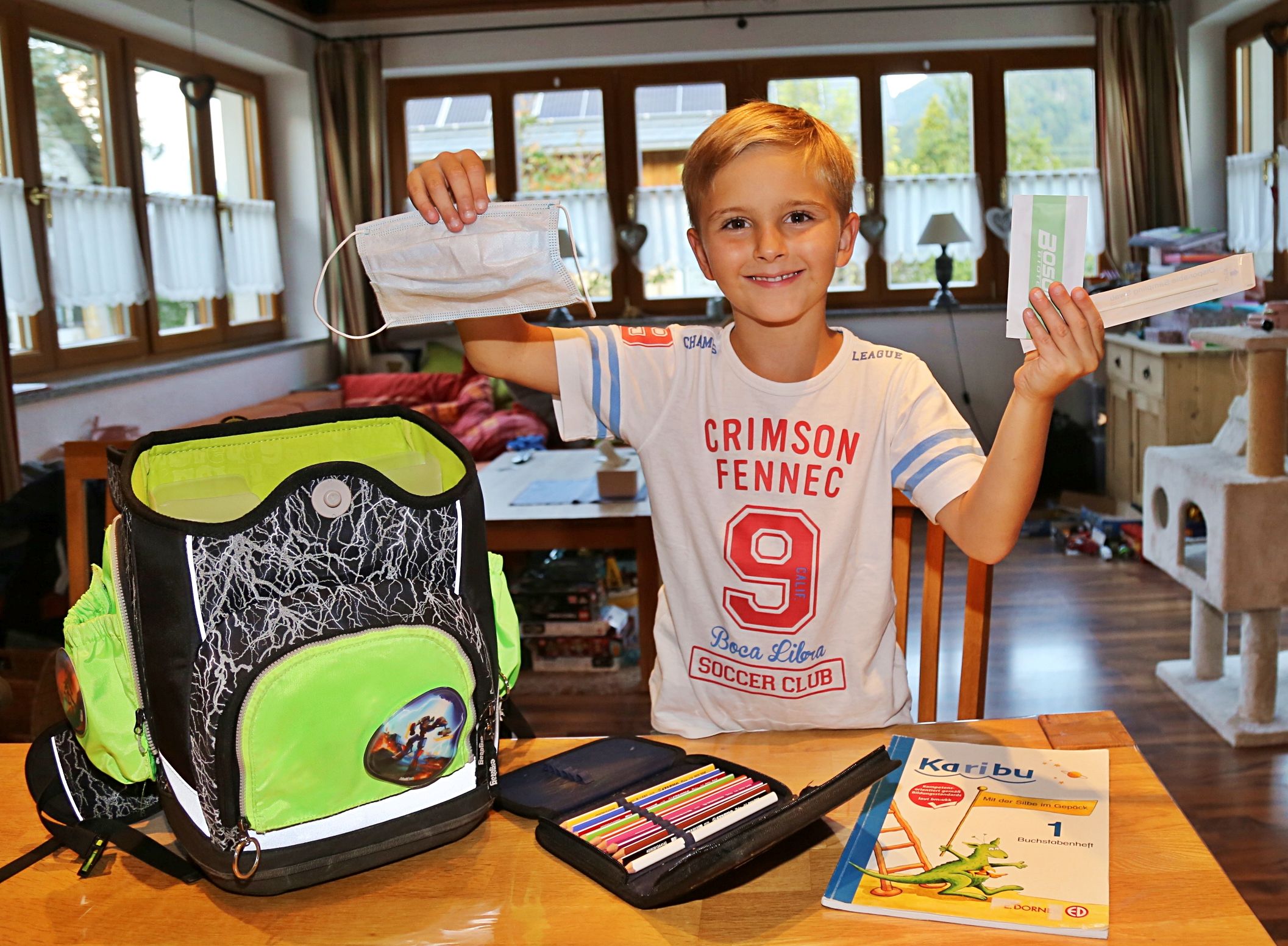 Endlich geht's in die Schule! Pauli freut sich auf ein spannendes Schuljahr (mit Corona-Spielregeln).