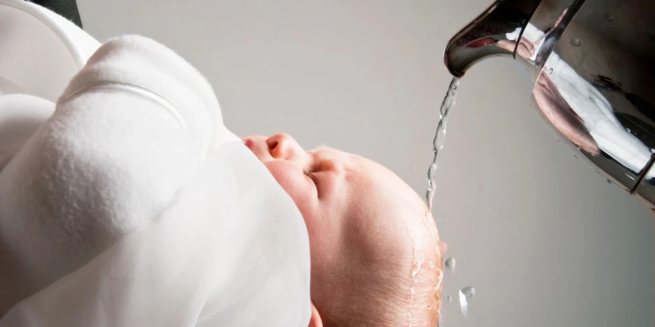 Rock Sängerin Pinkelt Auf Bühne Baby pinkelt bei der Taufe los – Video geht viral | Heute.at