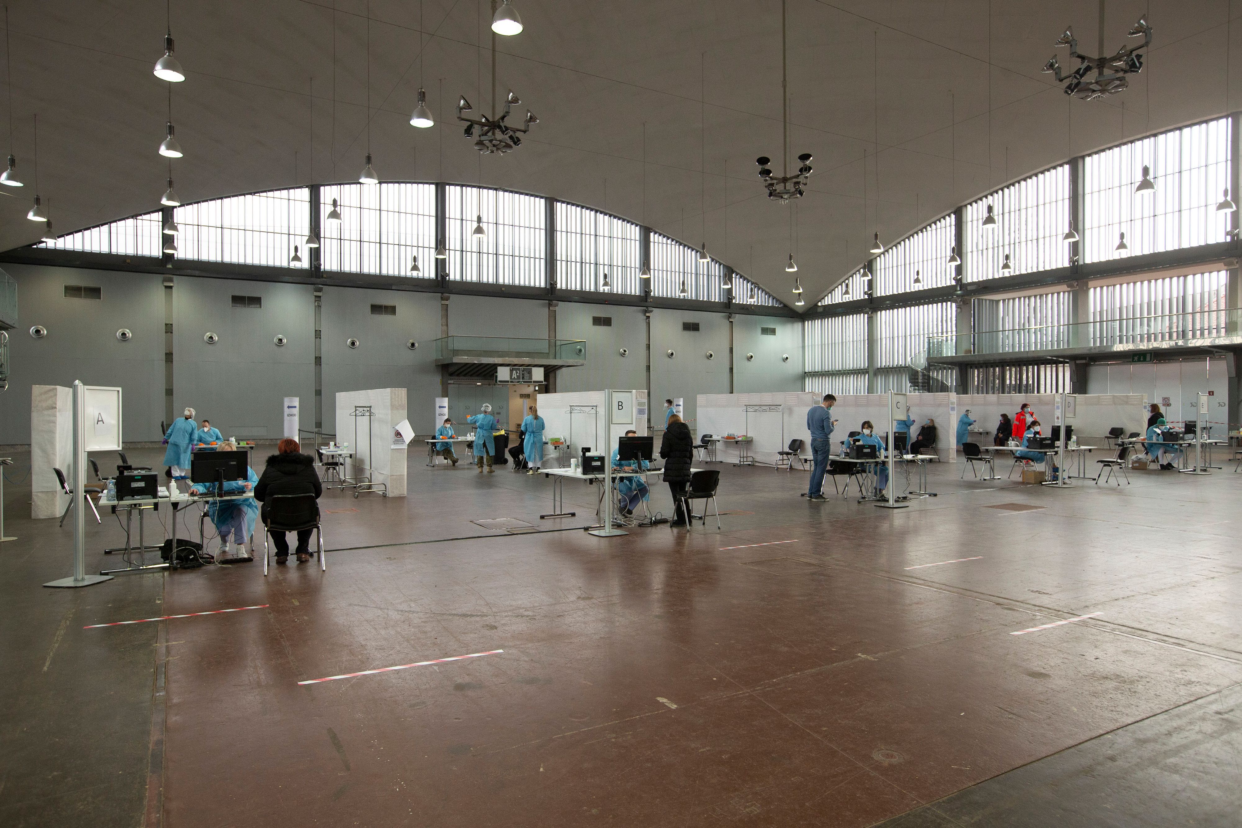 In Slowenien (hier ein Massentest in Ljubljana) wird die 3G-Regel auf fast alle Bereiche des öffentlichen Lebens ausgeweitet