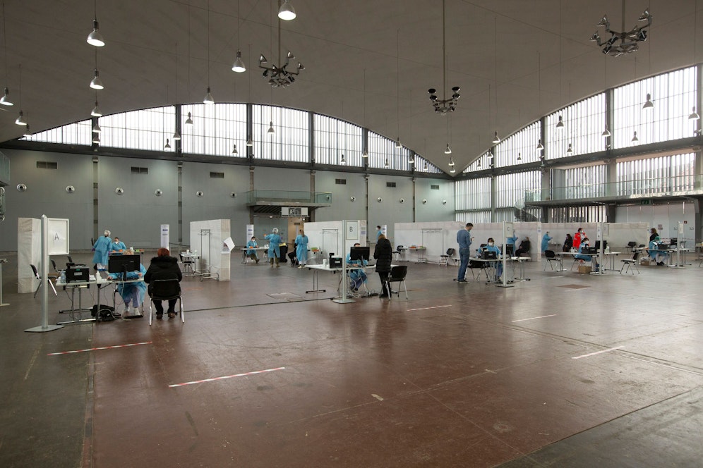 In Slowenien (hier ein Massentest in Ljubljana) wird die 3G-Regel auf fast alle Bereiche des öffentlichen Lebens ausgeweitet