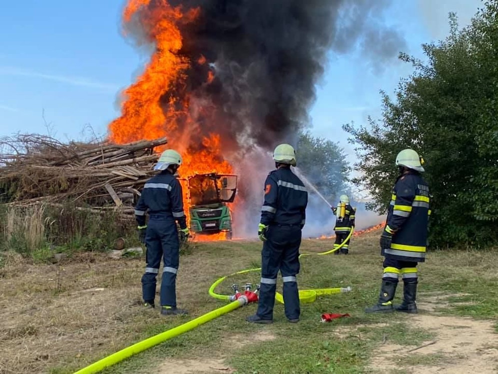 Schwarzer Rauch und Flammeninferno.