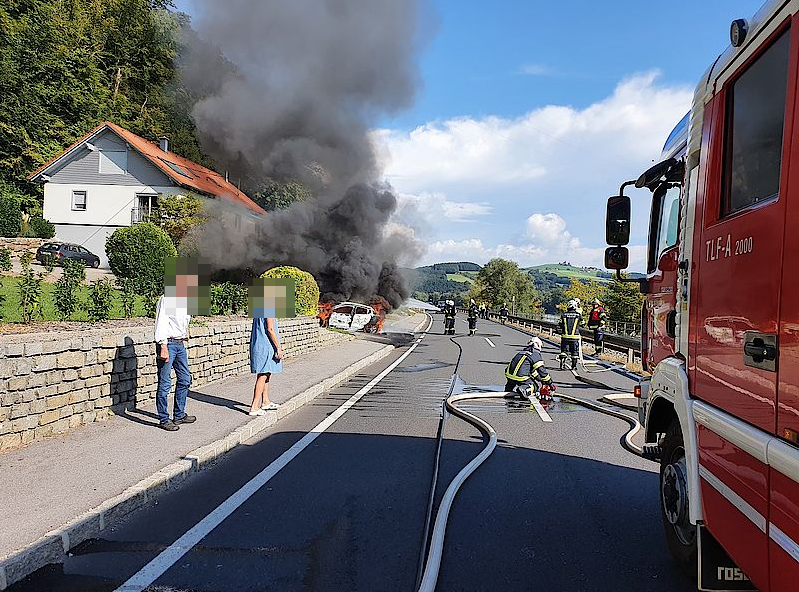 Auto Ging Während Der Fahrt Plötzlich In Flammen Auf – Oberösterreich ...