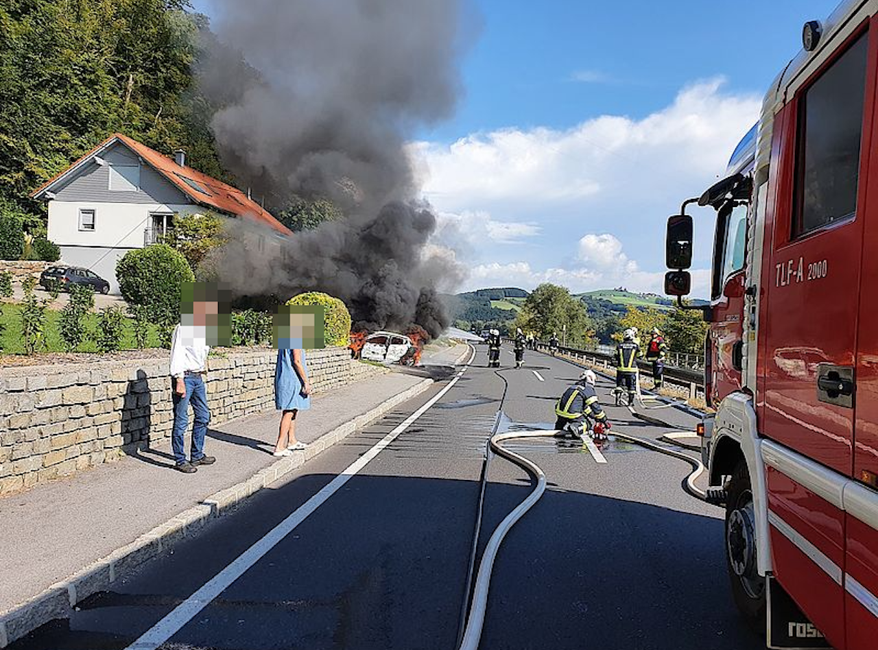 Heute.at - Auto ging während der Fahrt plötzlich in Flammen auf