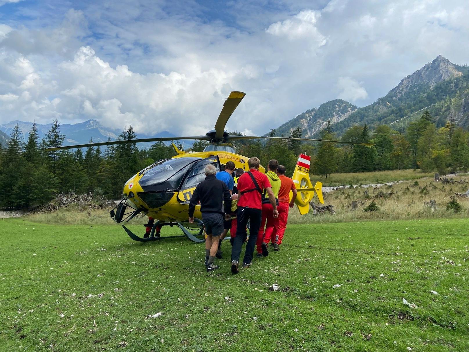 Bergretter bringen den Verletzten zum Hubschrauber.