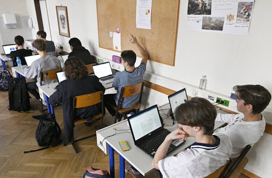 Die Schulen werden mit Laptops und Tablets ausgestattet.