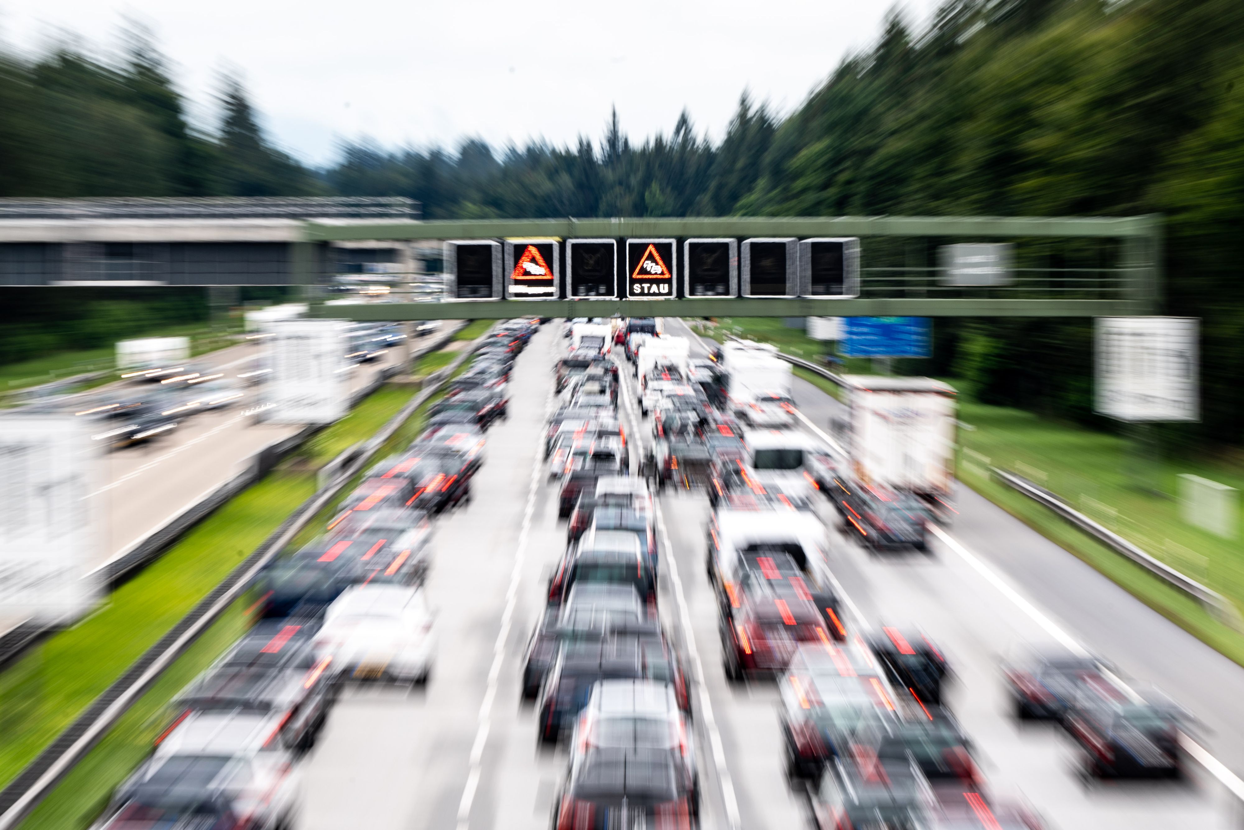 Download von www.picturedesk.com am 13.09.2021 (18:33).  01 August 2021, Bavaria, Hofolding: Traffic jams on the Autobahn 8 behind Munich in the direction of Brenner and Salzburg. (Shot with slow shutter speed and zoom effect) Photo: Matthias Balk/dpa - 20210801_PD15834 - Rechteinfo: Rights Managed (RM)