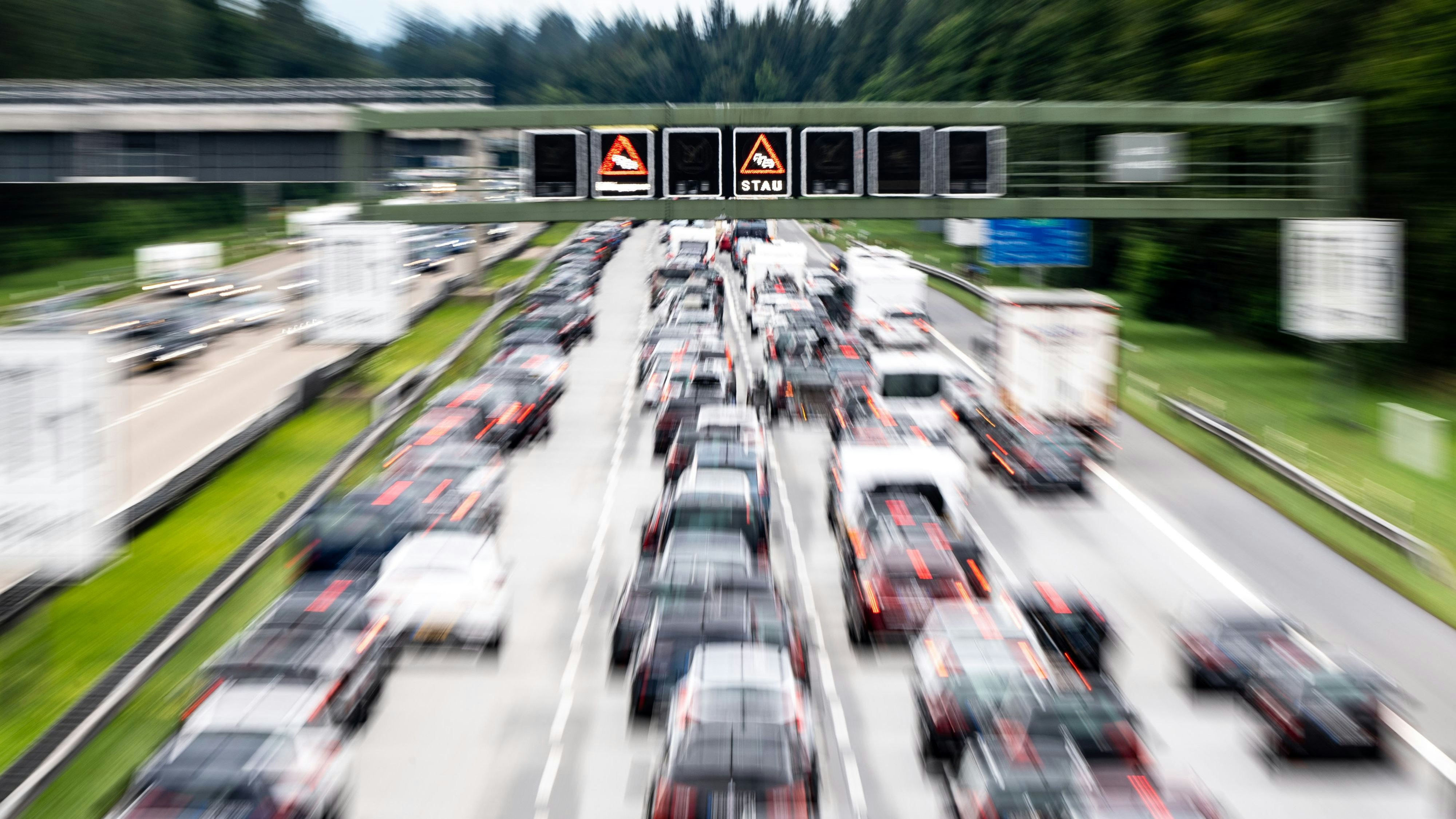 Download von www.picturedesk.com am 13.09.2021 (18:33).  01 August 2021, Bavaria, Hofolding: Traffic jams on the Autobahn 8 behind Munich in the direction of Brenner and Salzburg. (Shot with slow shutter speed and zoom effect) Photo: Matthias Balk/dpa - 20210801_PD15834 - Rechteinfo: Rights Managed (RM)